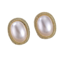 Load image into Gallery viewer, Hollow Sweet Earrings Pearl Flowers
