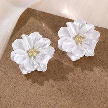 Load image into Gallery viewer, Hollow Sweet Earrings Pearl Flowers
