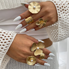 Load image into Gallery viewer, Fashion Inlaid Pearl Flower Ring
