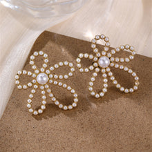 Load image into Gallery viewer, Hollow Sweet Earrings Pearl Flowers
