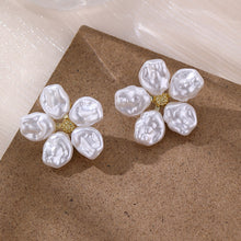 Load image into Gallery viewer, Hollow Sweet Earrings Pearl Flowers
